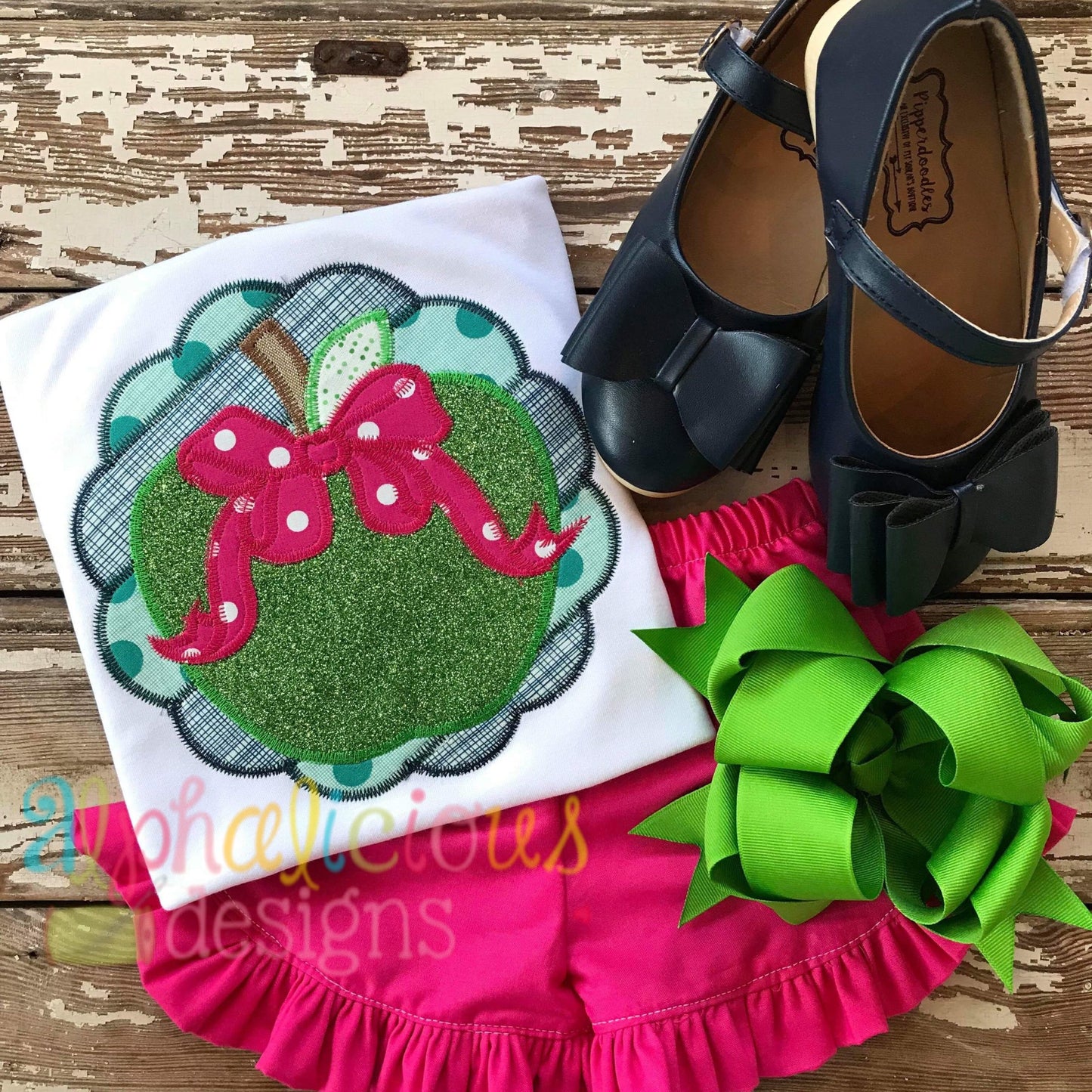 Patchwork Scallop Frame with Apple with Bow-ZigZag